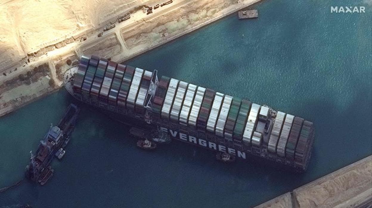 Remolcadores y dragas tratan de desencallar al Even Given en el canal de Suez, en una imagen de satélite