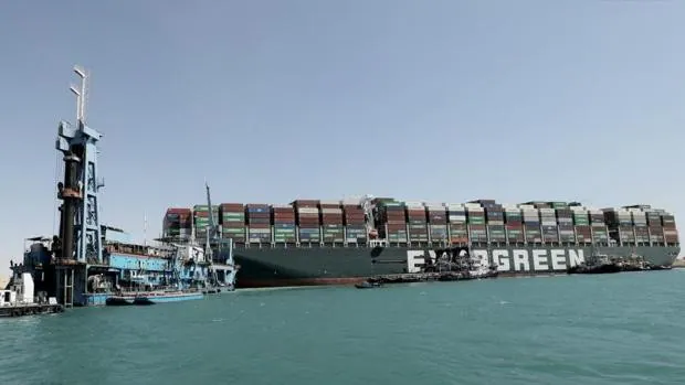 Egipto redobla los esfuerzos para desencallar el barco en el canal de Suez