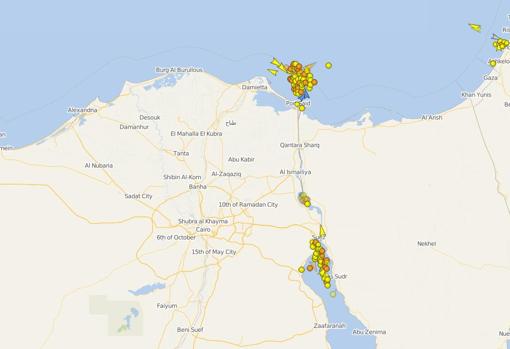 Mapa que muestra la posición del Ever Given y la acumulación de barcos a la espera de atravesar el canal de Suez, en torno a las 15.00 (hora de la España peninsular)