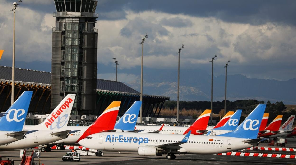 Aviones de las compañías Iberia y Air Europa estacionados en el aeropuerto de Barajas, en Madrid