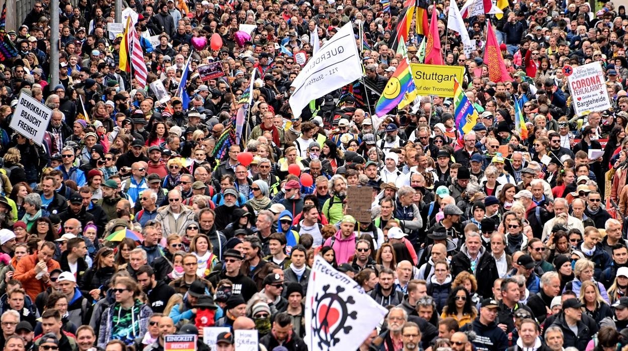Protesta multitudinaria en Stuttgart este sábado, sin respetar las medidas sanitarias anti-covid
