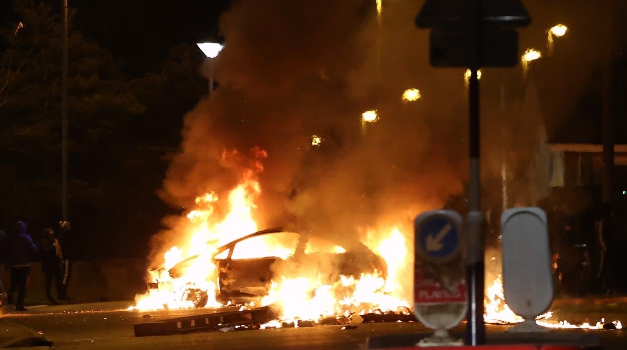 Un coche en llamas en Londonderry