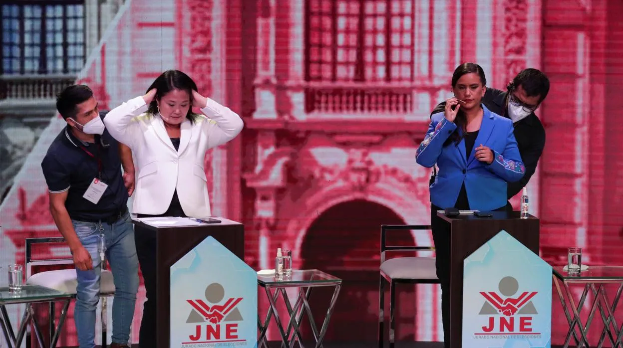 Keiko Fujimori de Fuerza Popular (izquierda) y Veronica Mendoza de Juntos por el Peru, durante un debate presidencial