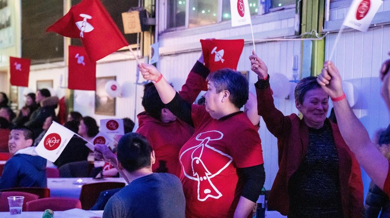 Miembros del partido ganador de las elecciones celebran el cierre de las urnas