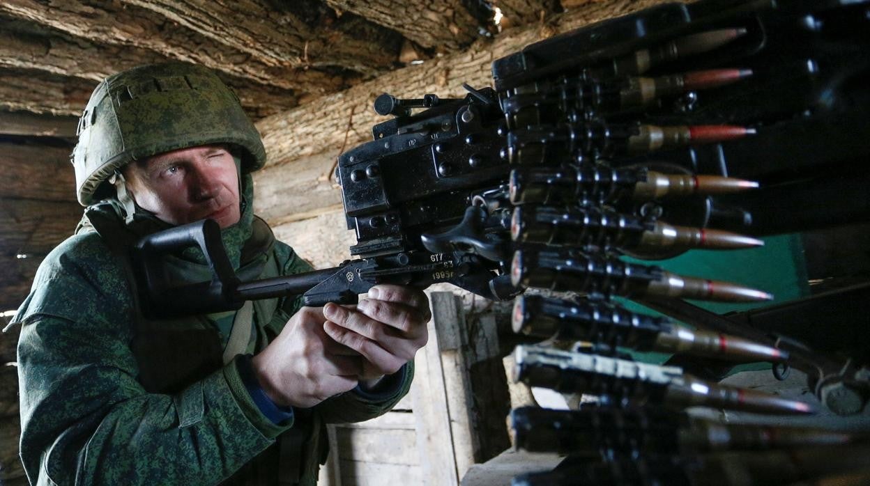 Un milicianode la autoproclamada República Popular de Donetsk (DNR) apunta con un arma a las posiciones de combate en la línea de separación de las fuerzas armadas ucranianas al sur de la ciudad de Donetsk, Ucrania, controlada por los rebeldes