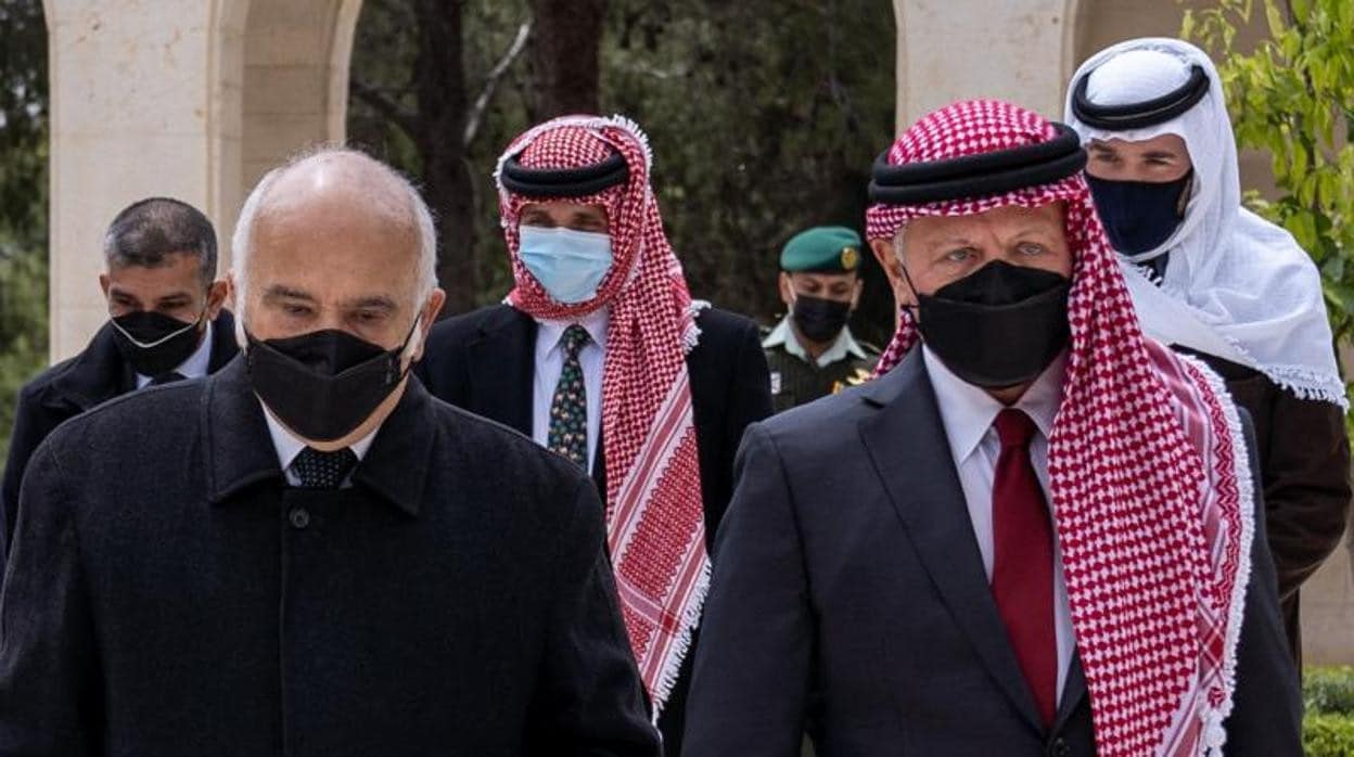El rey Abdalá II (derecha) y el príncipe Hamza (centro), a su llegada al palacio de Raghadan. A la izquierda, el príncipe Hasán bin Talal