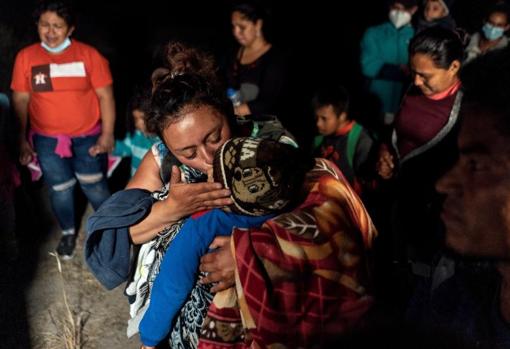 Una solicitante de asilo procedente de Guatemala besa a su hijo tras cruzar el río Grande