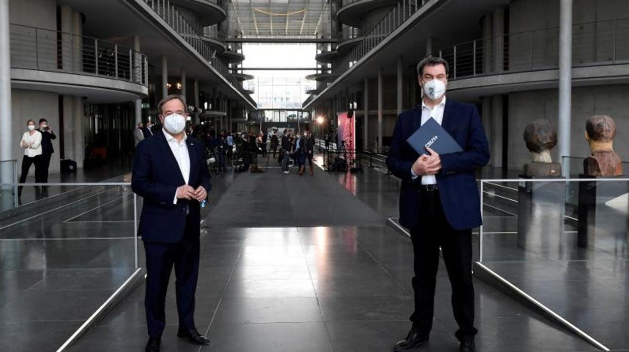 Laschet (izquierda) y Markus Söder posan ayer antes de comparecer ante la prensa