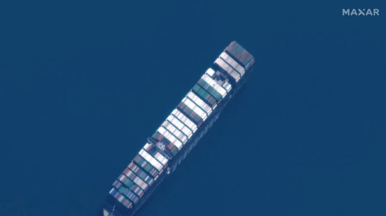 Imagen de satélite publicada por Maxar Technologies que muestra al buque portacontenedores MV Ever Given en la zona del Gran Lago Amargo del Canal de Suez