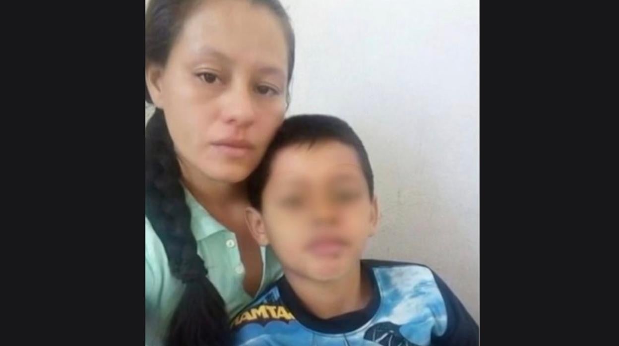 Meylin Obregón, con su hijo Wilton