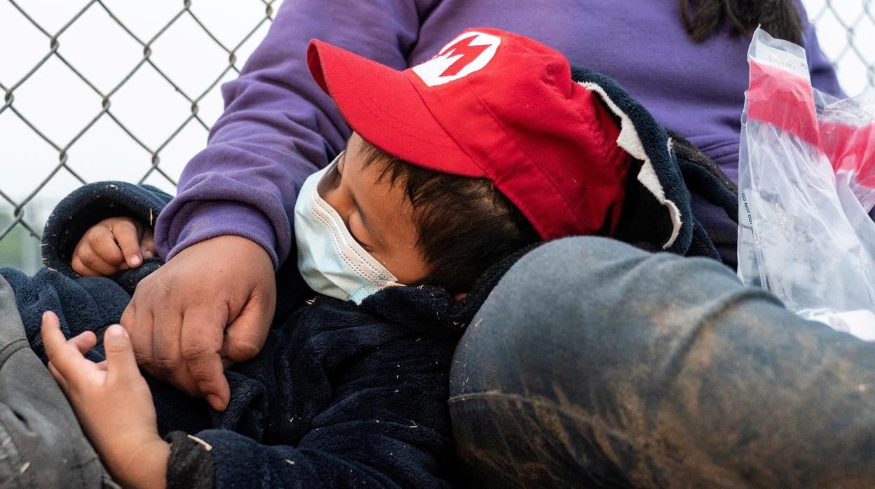 Un niño guatemalteco junto a su madre después de cruzar a frontera de México con EE.UU.