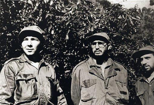 Raúl Castro, con su hermano Fidel, en la Sierra Maestra en 1958