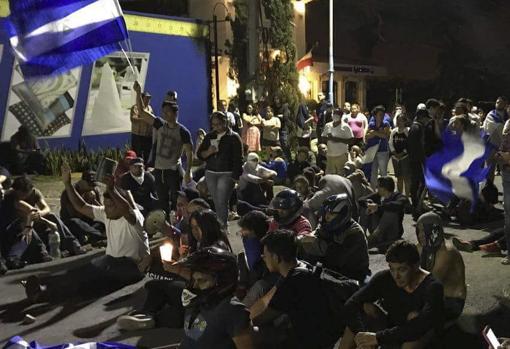 Estudiantes atrincherados en un centro universitario