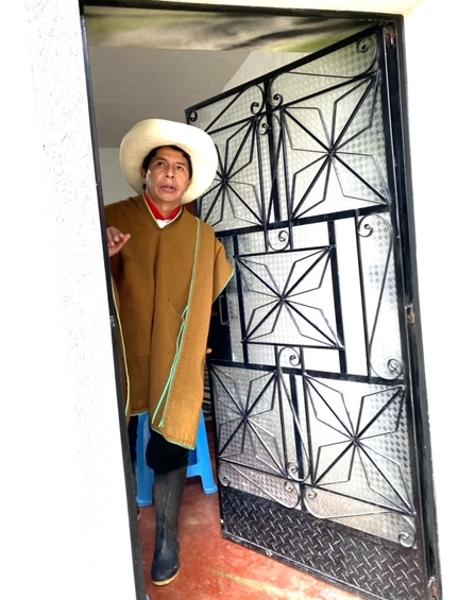 Pedro Castillo, en su casa antes de salir de gira para su campañaP