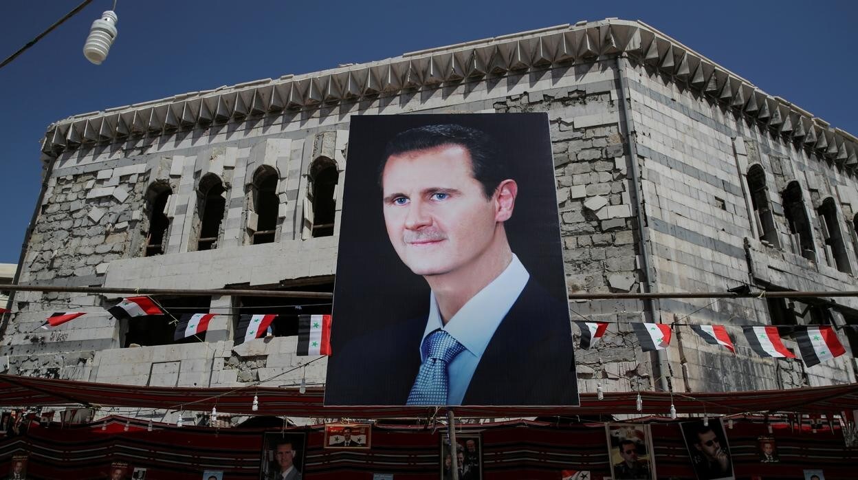 Una pancarta del presidente sirio Bashar al-Assad, en Douma