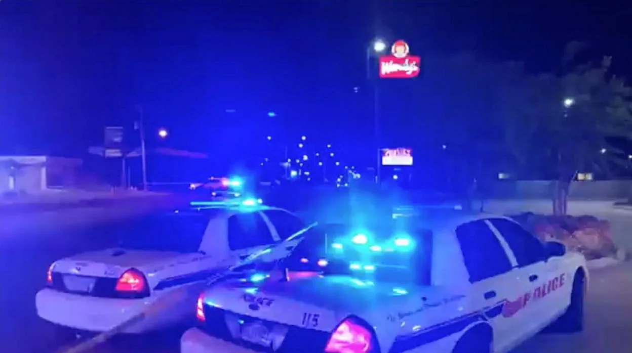 Coches policiales en el último escenario de un tiroteo, en Luisiana
