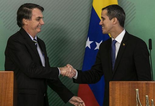 Bolsonaro saluda a Guaidó en una foto de 2019