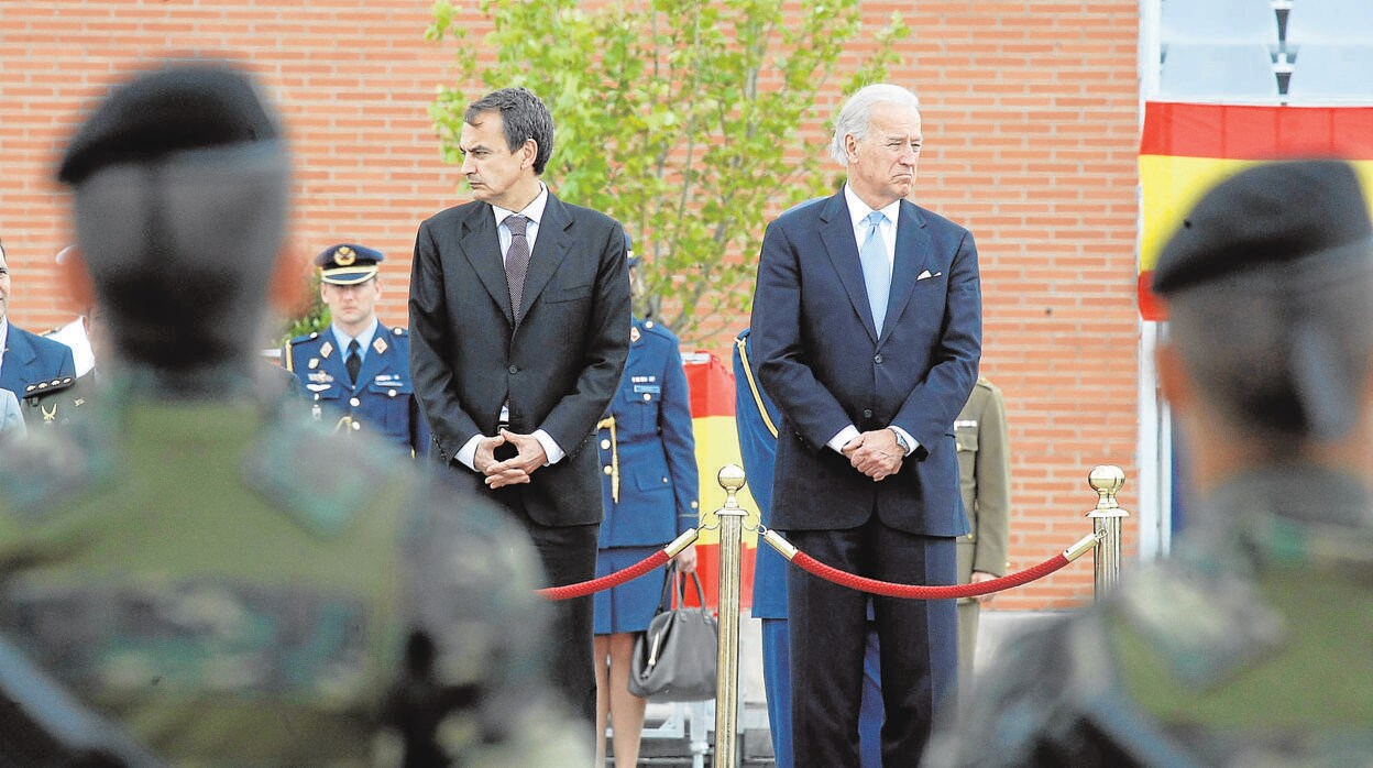 Zapatero, acompañado por el entonces vicepresidente Joe Biden, en un acto en Paracuellos de Jarama, en 2010