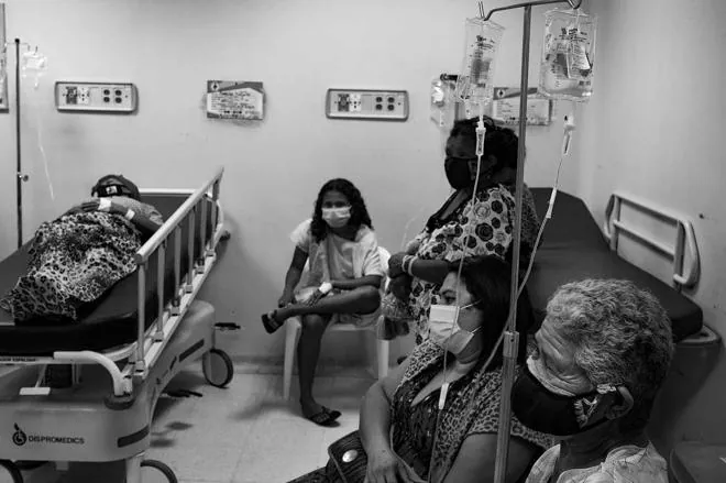 Un grupo de emigrantes venezolanos en el interior de la sala de urgencias del hospital de San José de Maicao.
