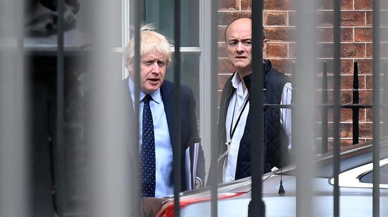 Boris Johnson con su exasesor Dominic Cummings, en el número 10