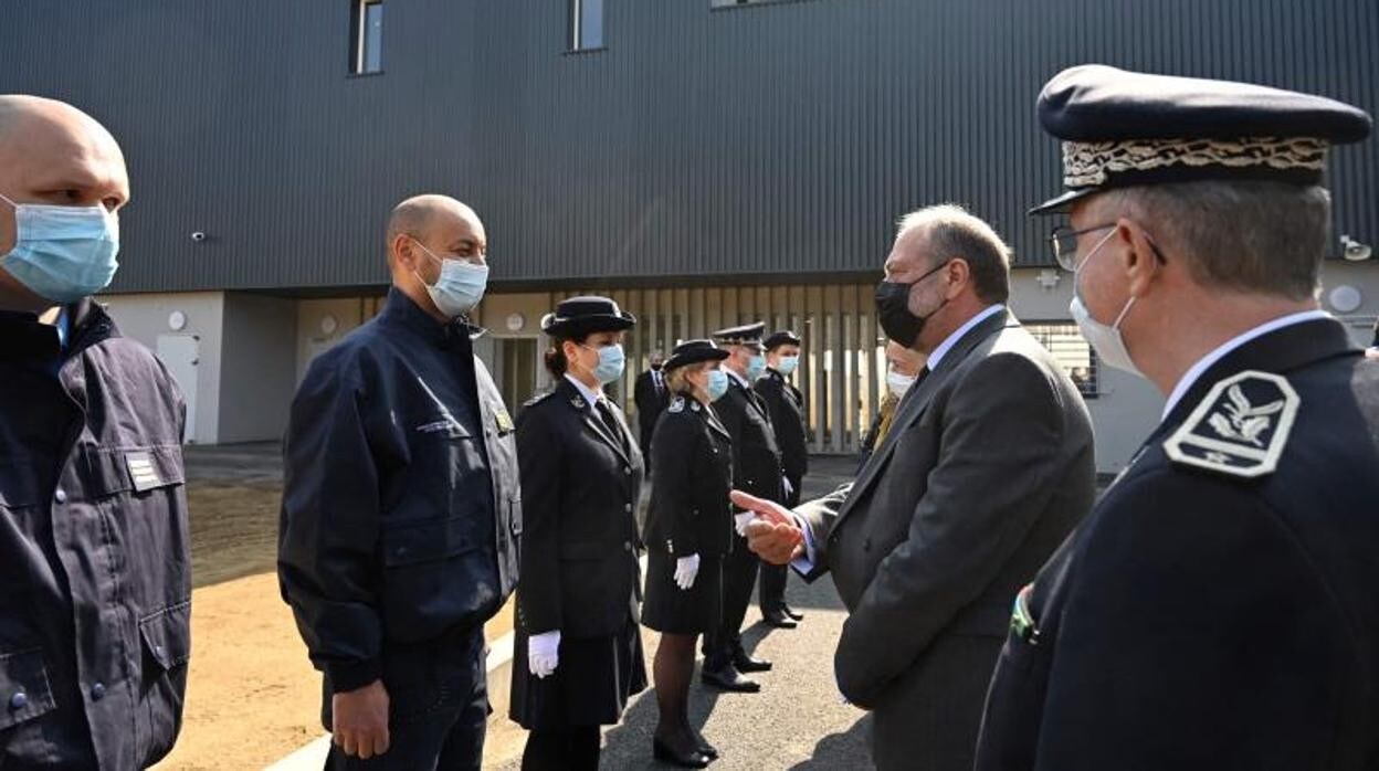 El ministro de Justicia francés, Eric Dupond-Moretti, saluda a unos guardias penitenciarios en Lutterbach