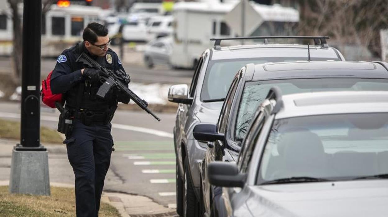 Un policía, tras la matanza del pasado marzo en Boulder (Colorado)