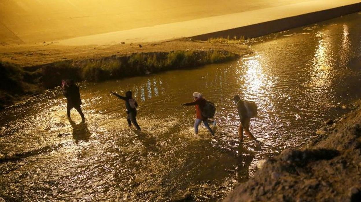Una familia de migrantes cruza el río Bravo para pedir asilo en EE.UU.