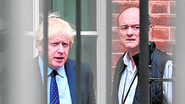 Cummings, exgurú político de Johnson, amenaza con airear trapos sucios