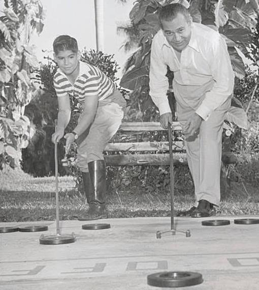 Imagen de Roberto Batista jugando con su padre, que sirve de portada a las memorias