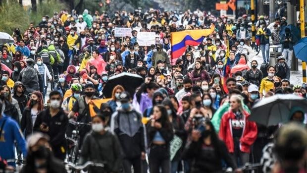 El presidente de Ecuador pide a Maduro que «saque sus manos sangrientas de Colombia»