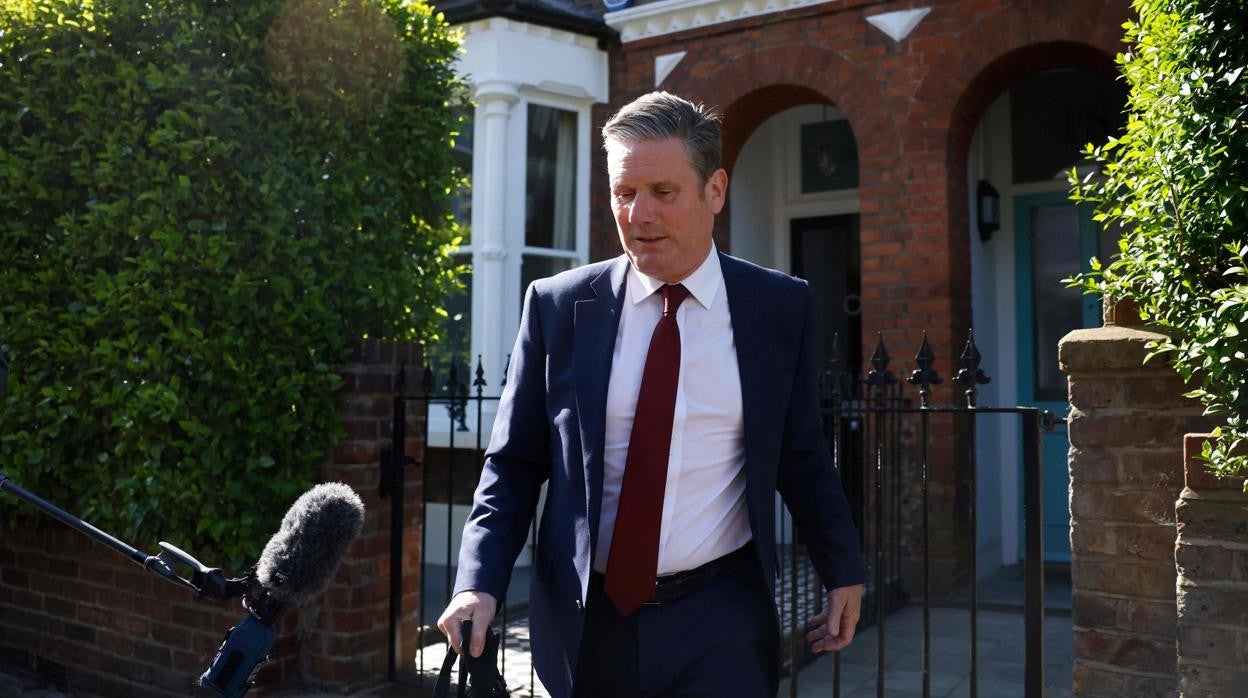 El líder del Partido Laborista de Reino Unido, Keir Starmer, sale de su casa en Londres