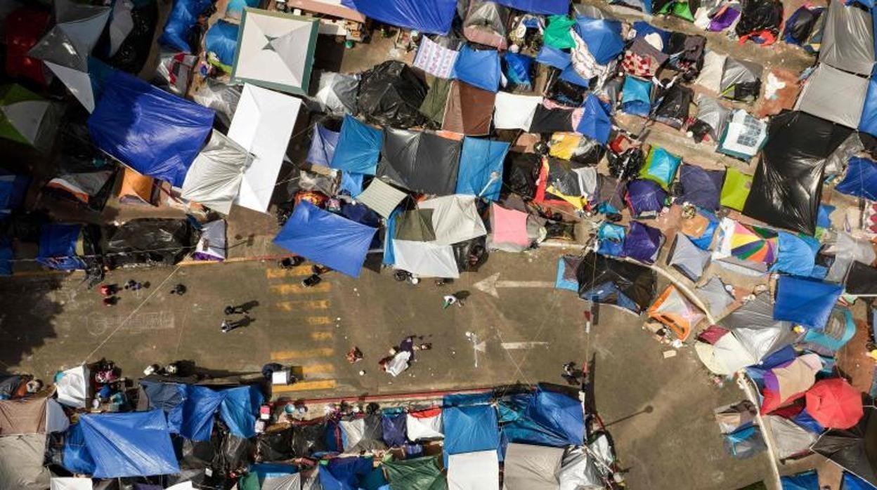 Campamento improvisado de migrantes fuera del puerto de cruce de El Chaparral