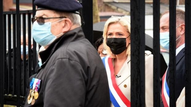 Marine Le Pen al frente de un ejército de sombras que denuncian una posible «guerra civil»