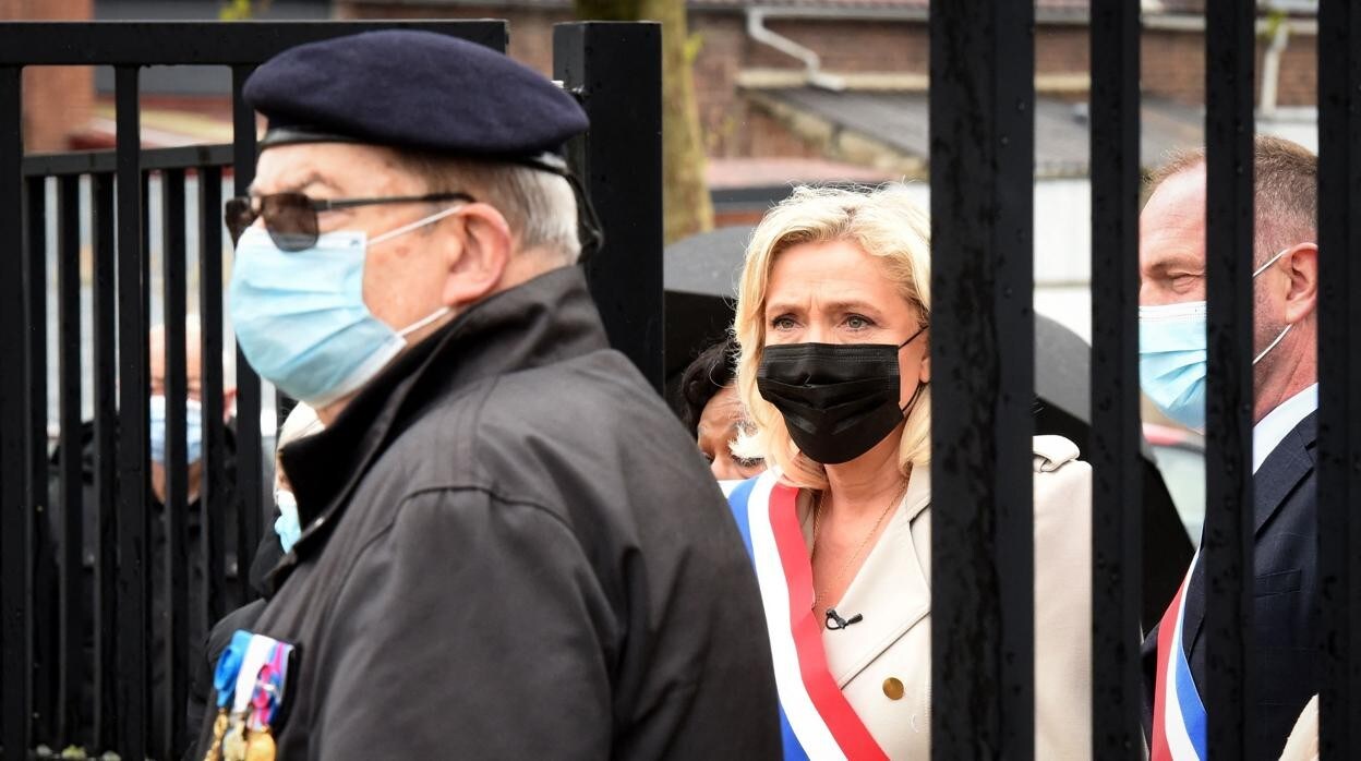 Marine Le Pen asiste a una ceremonia para conmemorar el 76 aniversario del final de la Segunda Guerra Mundial