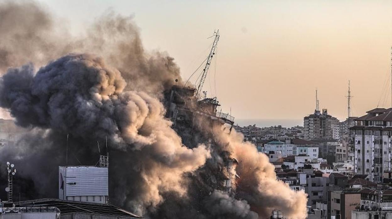 Ataque israelí a la torre Al-Shorouq en la Ciudad de Gaza