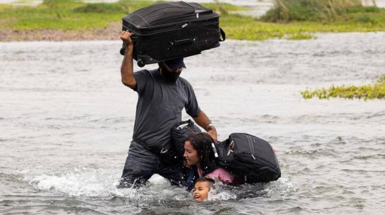 Emigrantes velenezolanos cruzan el río Grande desde México hacia la ciudad de Del Río, en Texas (EE.UU.)