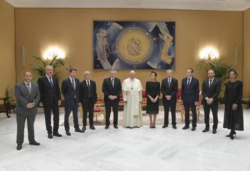 El Papa posa con la delegación argentina en El Vaticano