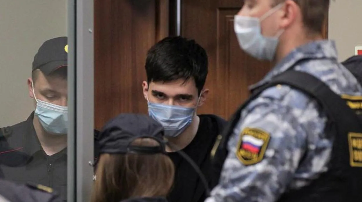 lnaz Galyaviev, de 19 años, escuchando a un abogado antes de una audiencia judicial en Kazán