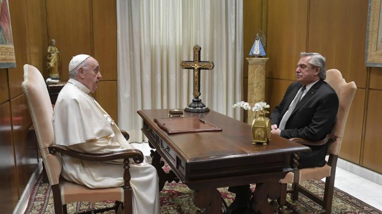 Un momento del encuentro del Papa con el presidente argentino, Alberto Fernández