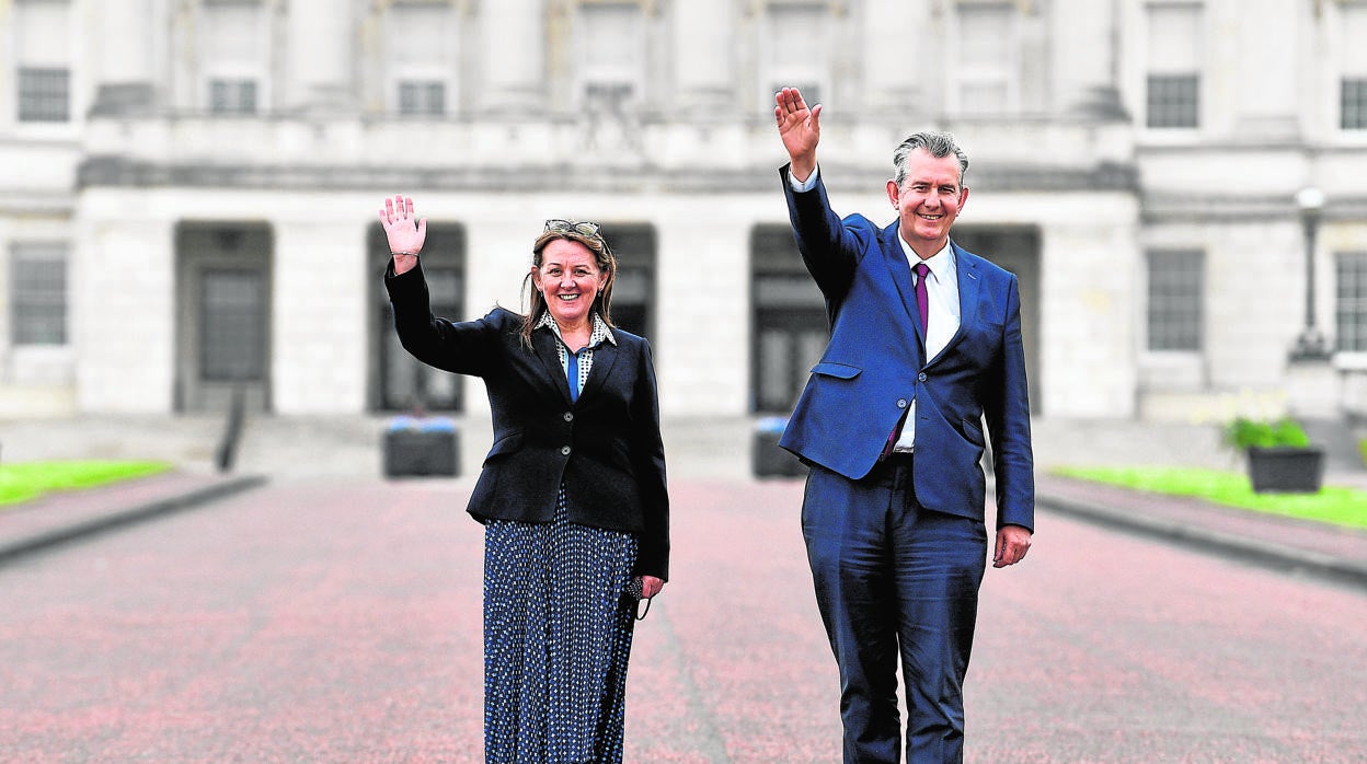 Edwin Poots junto a la nueva vicelíder de los unionistas, Paula Bradley