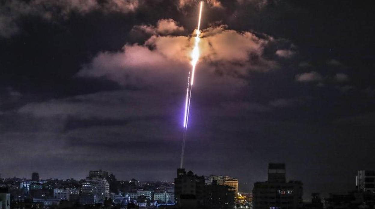 Un cohete lanzado desde Gaza vuela hacia Israel