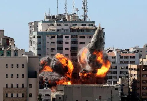 Una bola de fuego estalla desde la Torre Jala cuando es destruida por un ataque aéreo de Israel