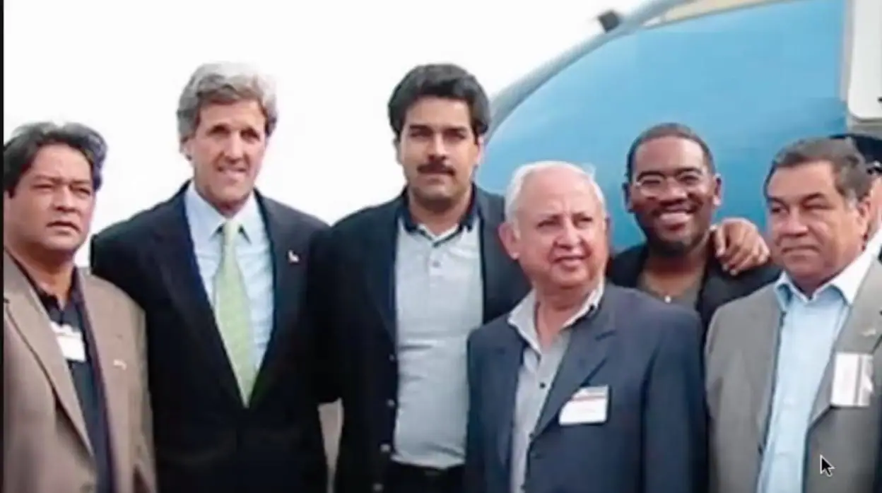 Nicolás Maduro, en el centro, en una visita a Massachusetts en 2002 flanqueado por John Kerry y Gregory Meeks, al que pasa un brazo sobre los hombros