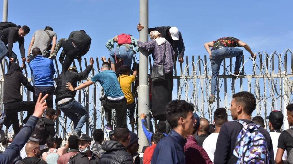 Grupos de inmigrantes tratan de cruzar la frontera entre Marruecos y España por Ceuta el pasado martes