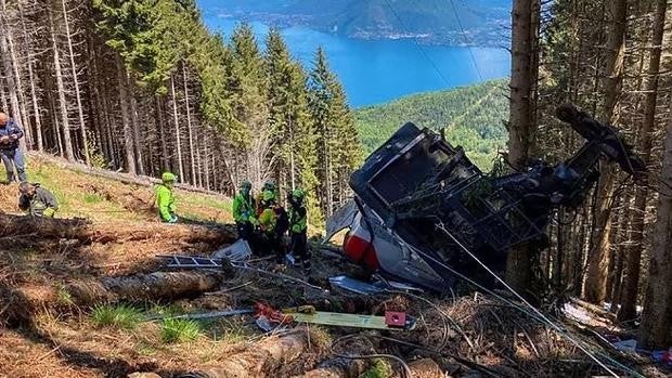 Catorce muertos y un niño herido al descolgarse la cabina de un teleférico en el norte de Italia