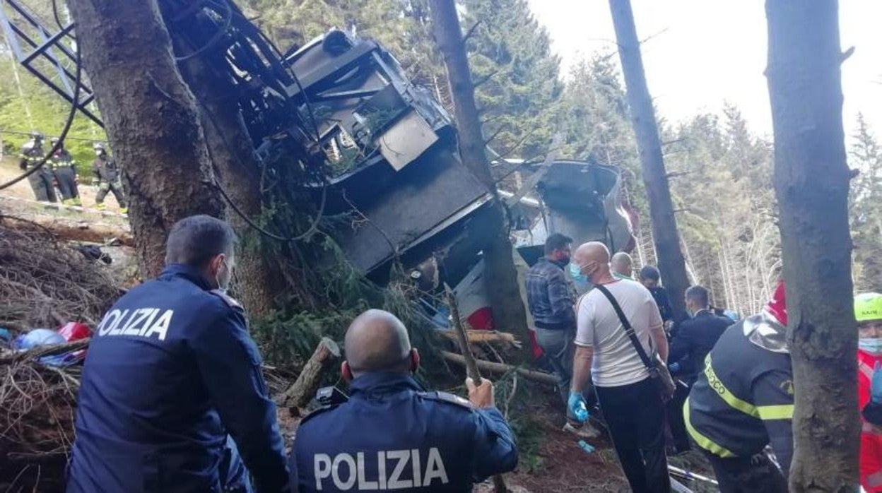 La policía y los miembros del servicio de rescate cerca del teleférico accidentado