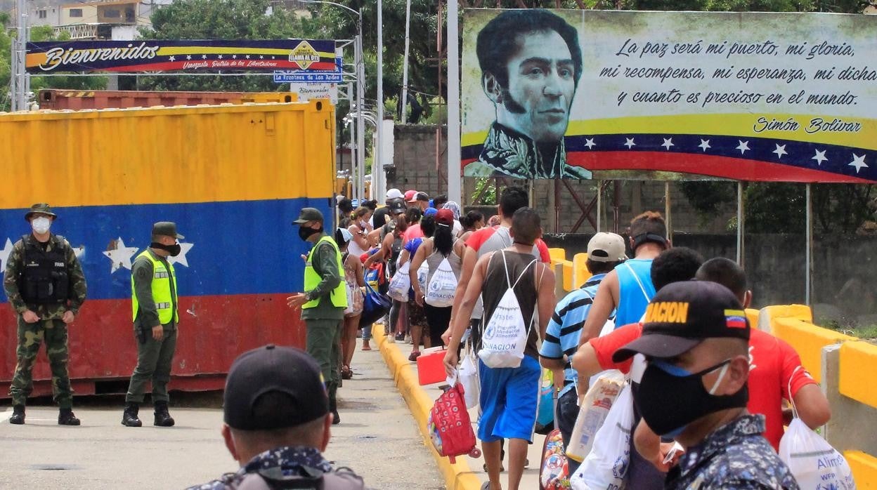 Unos 200 venezolanos retornan en confusa jornada en la frontera con Colombia