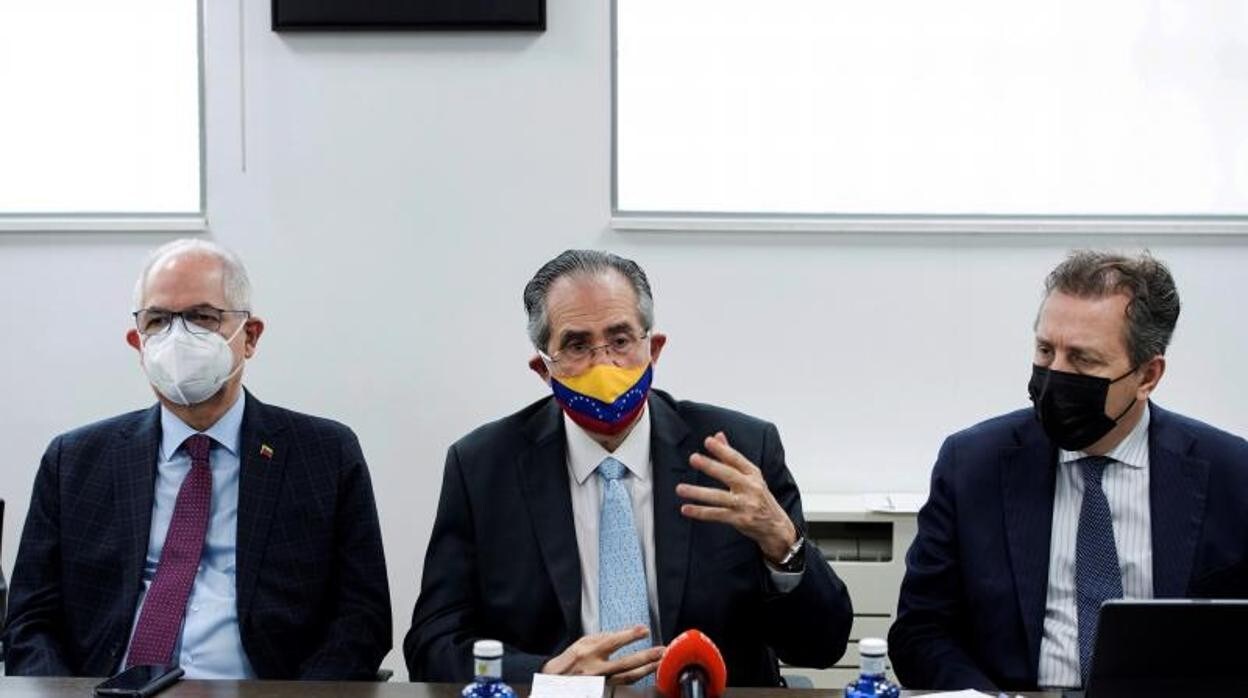 El director de 'El Nacional', Henrique Otero, el exalcalde de Caracas, Antonio Ledezma, y Javier Cremades, socio del bufete