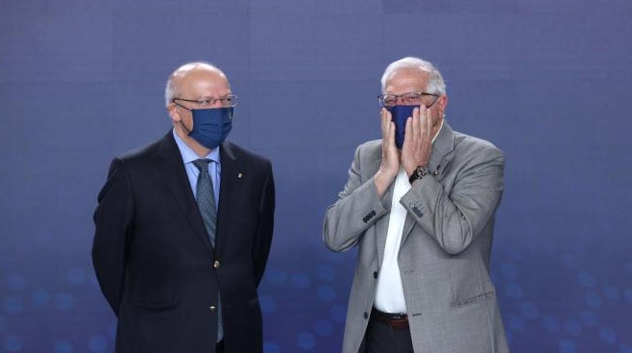 El ministro de Exteriores de Portugal, Augusto Santos Silva, junto al Alto Representante de la UE, Josep Borrell