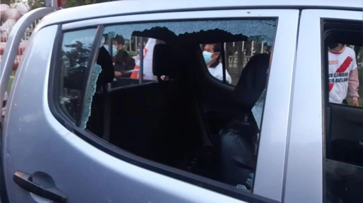 Estado en el que quedó uno de los vehículos de la comitiva de Keiko Fujimori atacados con piedras